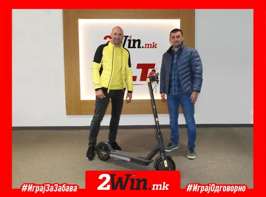 Ратко и Стојанче се подновија со електротротинети, благодарение на Играј без нервози и Мерцедес вози